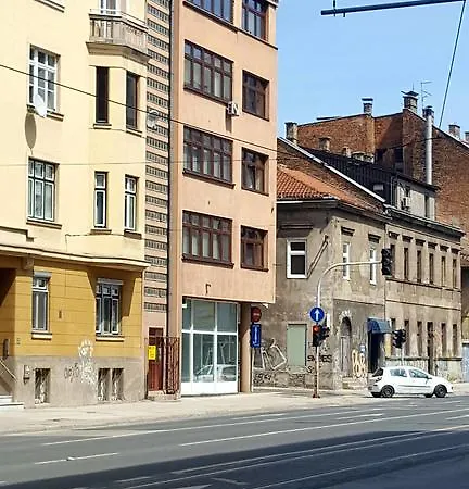 Mali Dvor *